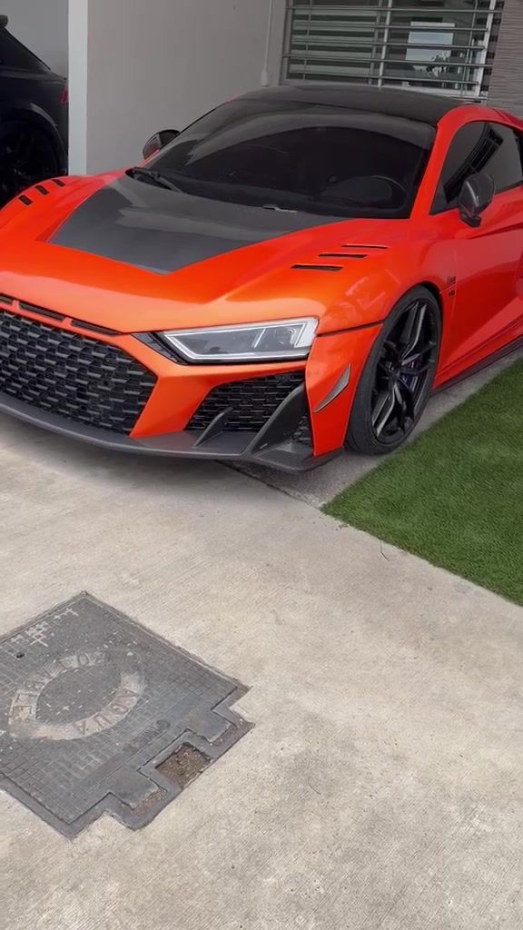 Audi R8 naranja con fibra de carbono y cristales polarizados