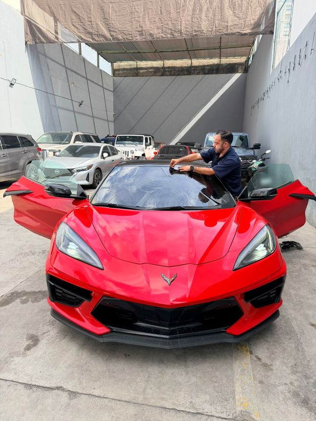 Lalo instalando película en un Chevrolet Corvette C8 rojo