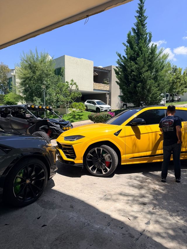 Lamborghini Urus amarillo junto a un Urus gris, con el instalador de Lalo’s Cars